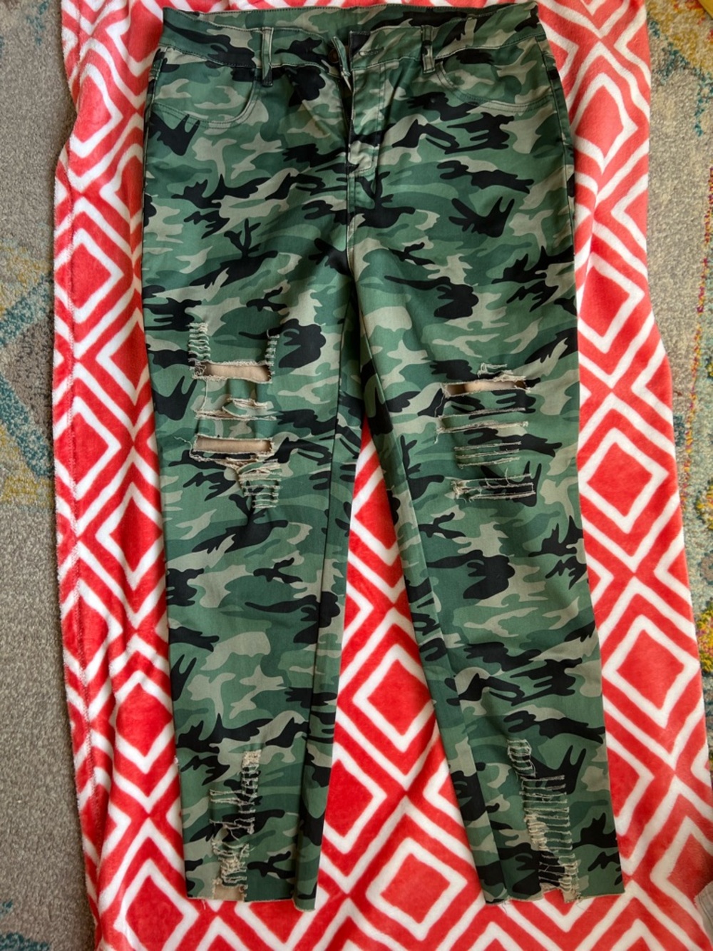 Women’s Camouflage Jeggings with Distressed Knees - Green Camo XL
